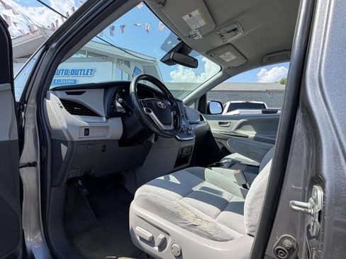 Used 2018 Toyota Sienna LE w/ Carpet Mat Package FWD image 19