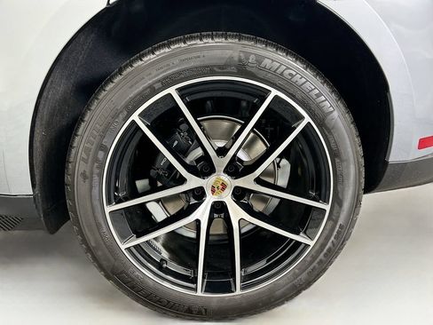Used 2026 Porsche Macan AWD/4WD image 32