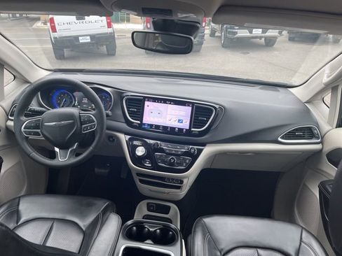Used 2023 Chrysler Pacifica Touring-L FWD image 33