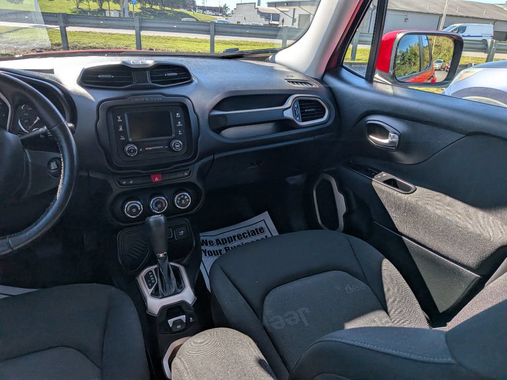 Used 2015 Jeep Renegade Latitude w/ Cold Weather Group FWD image 17