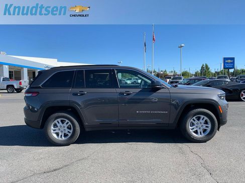 Used 2025 Jeep Grand Cherokee Laredo w/ Luxury Tech Group I AWD/4WD image 8