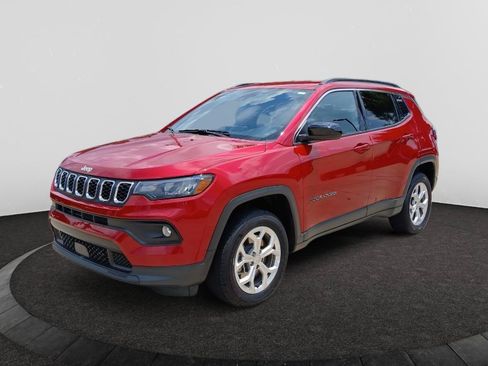 Used 2024 Jeep Compass Latitude AWD/4WD image 3