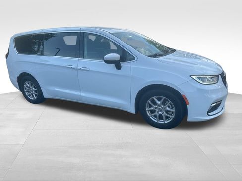 Used 2023 Chrysler Pacifica Touring-L FWD image 28