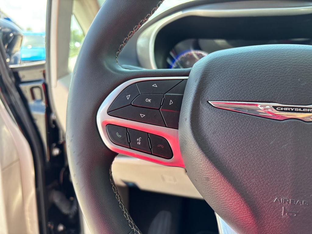 Used 2024 Chrysler Pacifica Touring-L FWD image 36