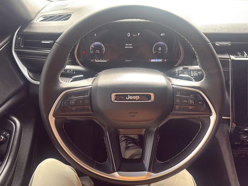 Used 2025 Jeep Grand Cherokee L Laredo image 21