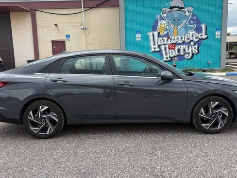 Used 2024 Hyundai Elantra Limited FWD image 2