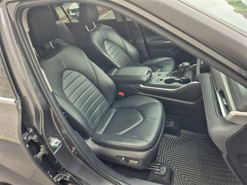 Used 2022 Toyota Highlander XLE image 18
