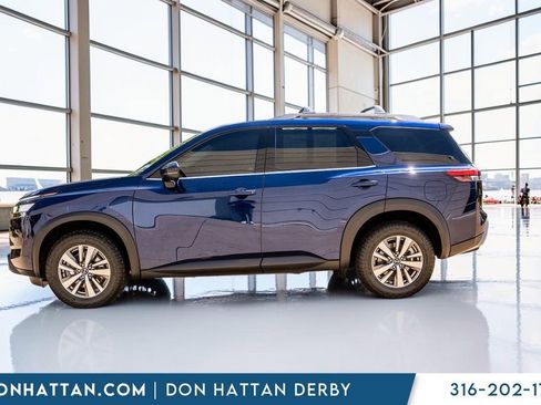 Used 2023 Nissan Pathfinder SL AWD/4WD image 2