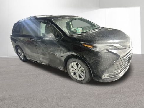 Certified 2024 Toyota Sienna Platinum image 2