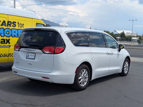 Used 2022 Chrysler Voyager LX FWD image 4