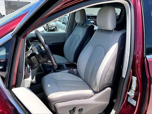 Used 2017 Chrysler Pacifica Touring-L Plus w/ Advanced Safetytec Group FWD image 8