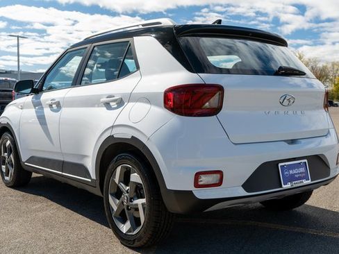 Used 2022 Hyundai Venue Limited image 8