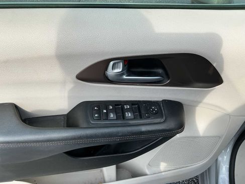 Used 2017 Chrysler Pacifica Touring Plus w/ Tire & Wheel Group FWD image 20