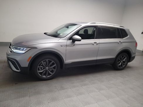 Used 2023 Volkswagen Tiguan SE w/ Panoramic Sunroof Package FWD image 2