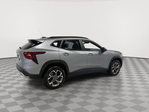 Certified 2025 Chevrolet Trax LT w/ LT Convenience Package FWD image 11