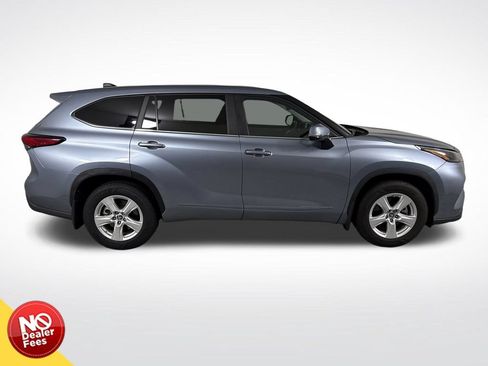 Used 2023 Toyota Highlander LE FWD image 2