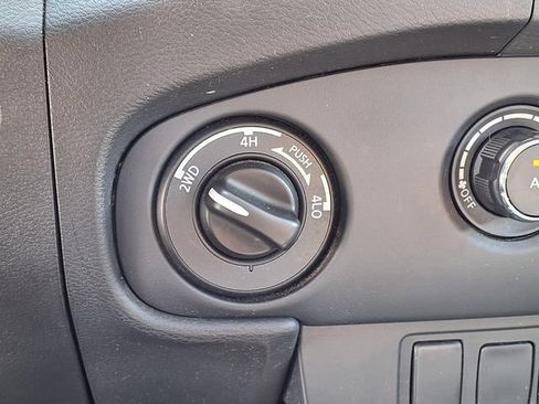 Used 2024 Nissan Frontier SV AWD/4WD image 9