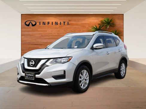 Used 2017 Nissan Rogue SV image 1
