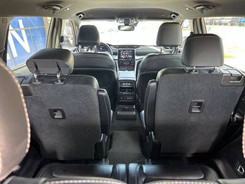 Used 2022 Jeep Grand Cherokee L Laredo RWD image 12