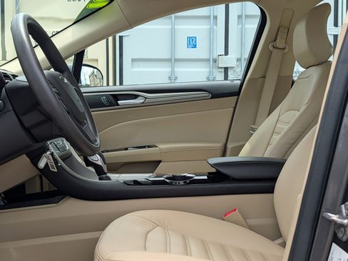 Used 2016 Ford Fusion SE FWD image 19