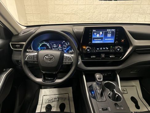 Used 2020 Toyota Highlander XLE image 5
