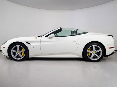 Used 2017 Ferrari California T RWD image 25