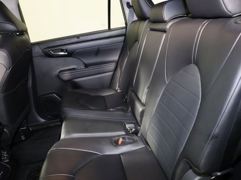Used 2025 Toyota Highlander LE image 25