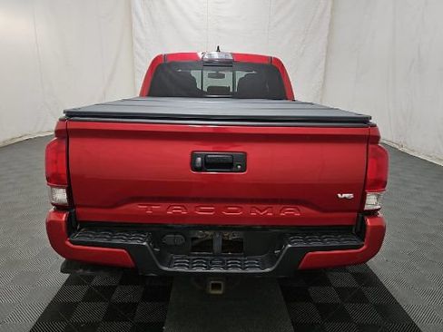 Used 2017 Toyota Tacoma TRD Sport AWD/4WD image 5
