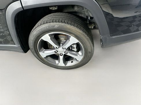 Used 2023 Jeep Grand Cherokee L Limited image 11