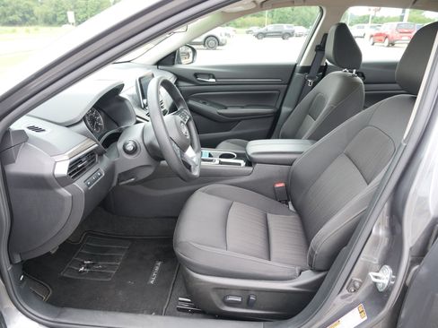 Used 2024 Nissan Altima 2.5 SV image 14