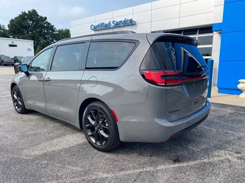 Used 2025 Chrysler Pacifica Limited FWD image 3
