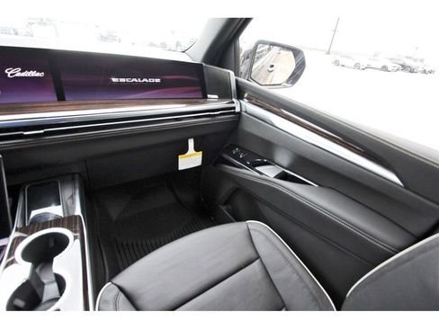 New 2026 Cadillac Escalade ESV Luxury AWD/4WD image 10