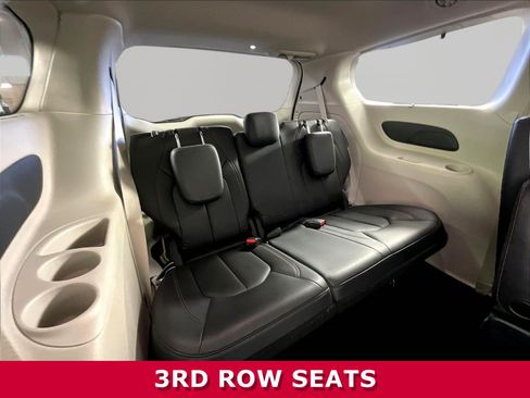 Used 2018 Chrysler Pacifica Touring-L FWD image 25