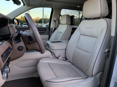 Used 2023 GMC Yukon XL Denali w/ Denali Reserve Package image 22