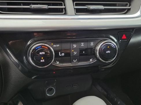 Used 2025 Chevrolet Trax LT w/ LT Convenience Package FWD image 29