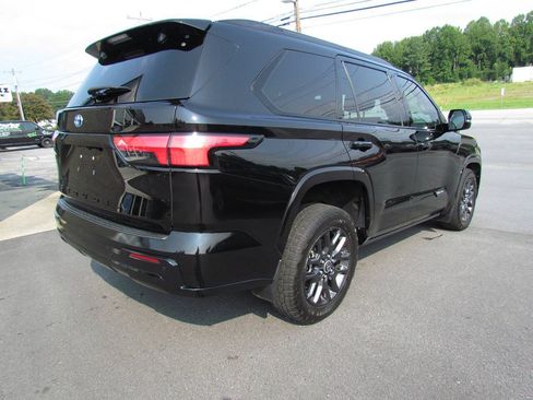 Used 2023 Toyota Sequoia Platinum AWD/4WD image 7