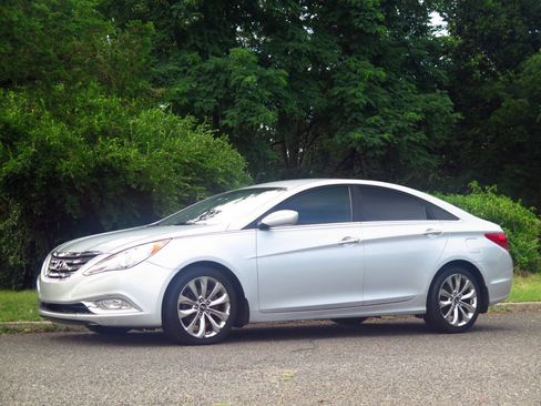 Used 2011 Hyundai Sonata SE FWD image 1