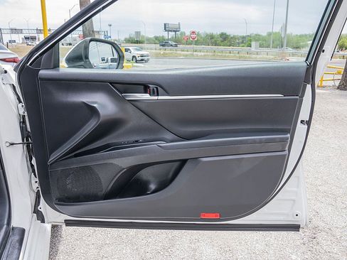 Used 2020 Toyota Camry SE image 12
