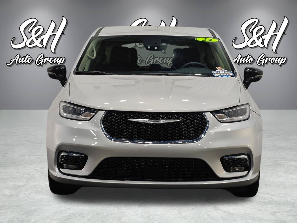 Used 2024 Chrysler Pacifica Touring-L FWD image 11