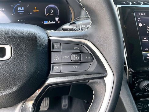 Used 2022 Jeep Grand Cherokee L Laredo w/ Luxury Tech Group I AWD/4WD image 12