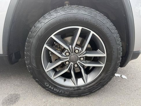 Used 2019 Jeep Grand Cherokee Laredo w/ 18" Wheel & 8.4" Radio Group AWD/4WD image 12