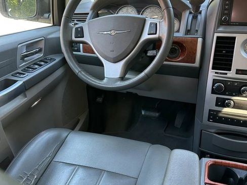 Used 2008 Chrysler Town & Country Touring FWD image 15