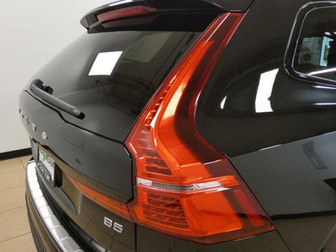 Used 2023 Volvo XC60 B5 Ultimate w/ Climate Package FWD image 8