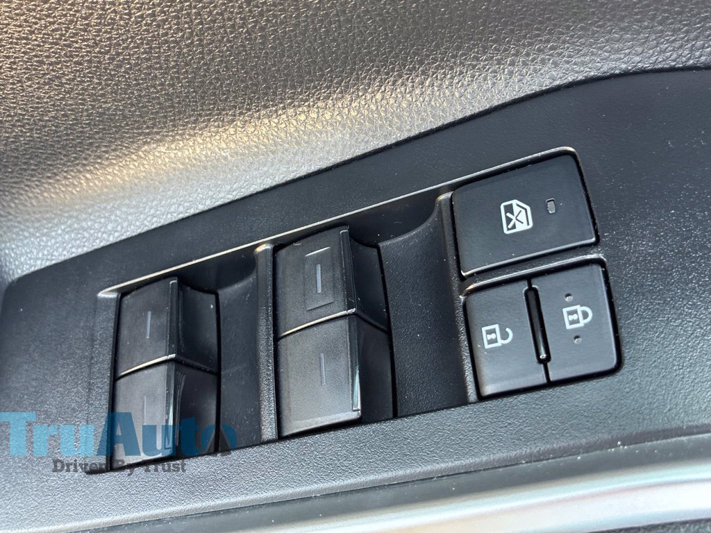 Used 2021 Toyota Highlander LE FWD image 21