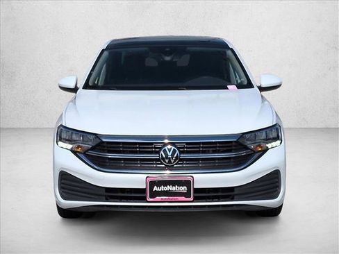 Used 2023 Volkswagen Jetta SE image 2