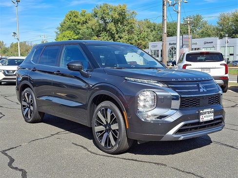 New 2025 Mitsubishi Outlander SE image 1