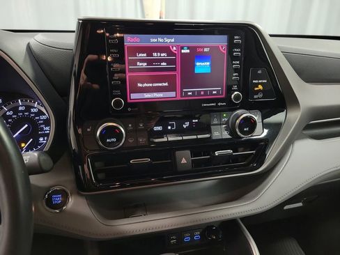 Used 2022 Toyota Highlander XLE AWD/4WD image 14