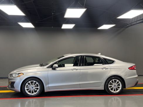 Used 2020 Ford Fusion SE image 3