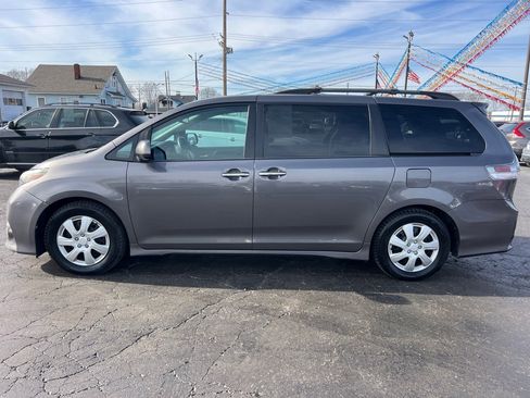 Used 2015 Toyota Sienna SE Premium image 4