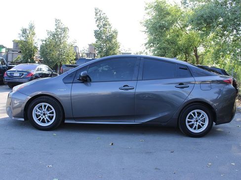 Used 2017 Toyota Prius Two w/ Prius Two Safety Plus Package FWD image 4